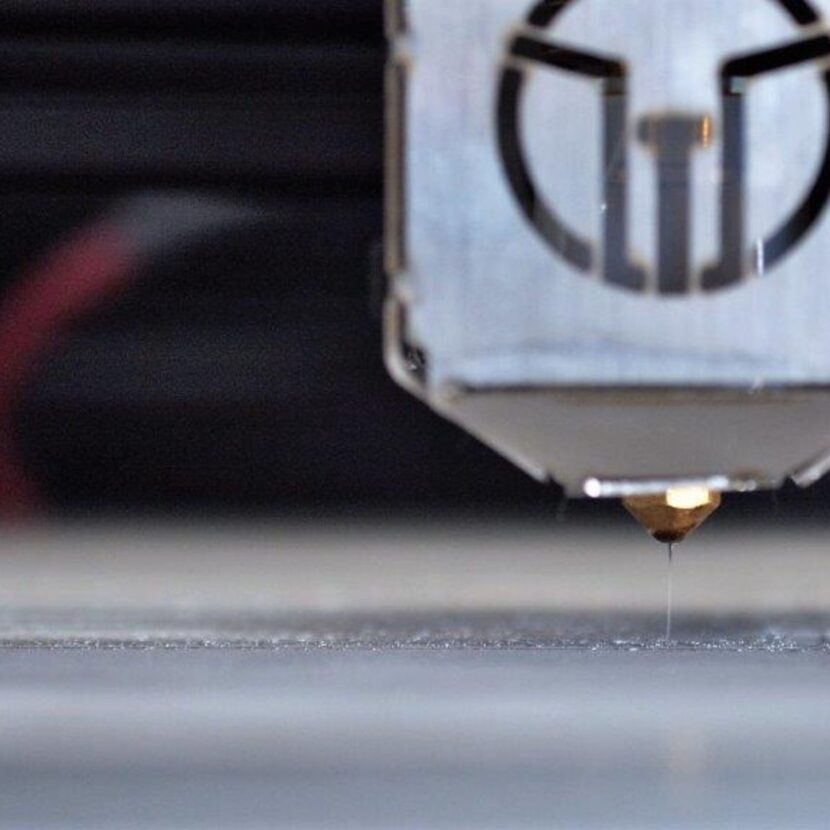 Melt electrowriting